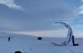 Çıldır Gölü’nde paraşütle uçma heyecanı yaşandı