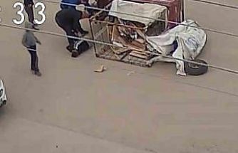 Çocuğun kullandığı elektrikli motosiklet yola devrildi, o anlar kamerada