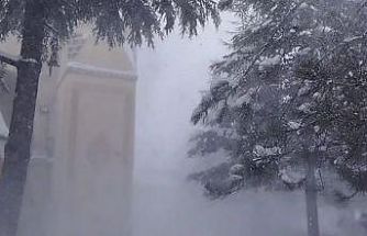 Çocuklar tipiye aldırmadı, kar topu oynadı