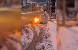 Çöp konteynırı yanına bırakılan eşyalar alev aldı