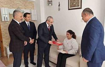 Çorum’da evde eğitim gören öğrencinin karnesini milli eğitim müdürü verdi