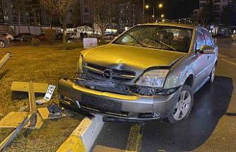 Çorum’da otomobil sinyalizasyon direğine çarptı: 1 yaralı