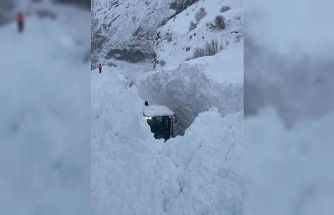 Çukurca yolunda nefes kesen çığ temizliği