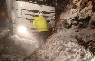 D850 kara yolu ulaşıma kapandı, polis ekipleri kürekle açmaya çalıştı