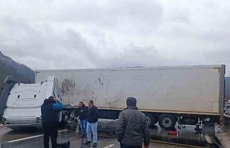 D-650 yolunda trafiği durduran kaza