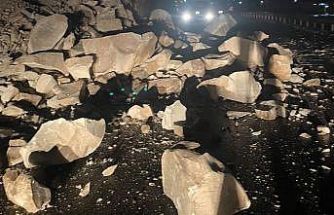 Dağdan kopan kayalar yolu trafiğe kapattı