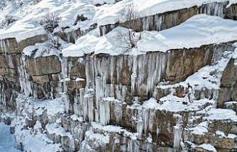 Dağlarda buzdan şelale oluştu