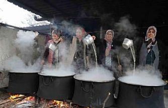 Dalında 5 TL  olan turunç, kadınların elinde kara kazanda değer kazandı