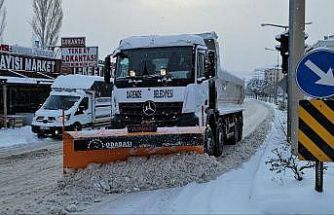 Darende Belediyesi’nin karla mücadele çalışmaları sürüyor