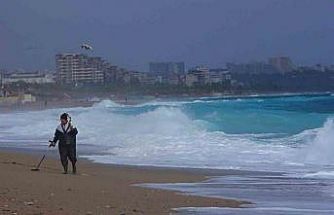 Define avcıları fırtınada iş başında: Dev dalgaların vurduğu sahilde dedektörle arama yaptılar