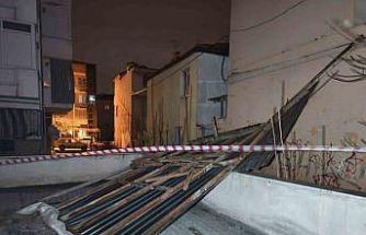 Denizli’de fırtına ağaçları devirdi, çatıları uçurdu