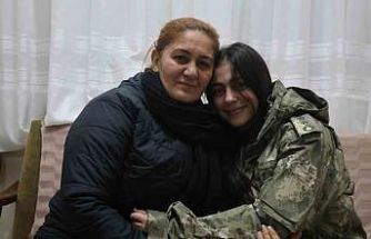 Depremde annesini ve ağabeyini enkazdan kurtaran askerin üşümesin diye kendisine verdiği montu geri verebilmek için 3 yıldır özenle saklıyor