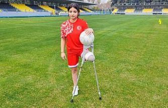 Depremzede Tuğba protez bacağıyla yeşil sahalara çıktı