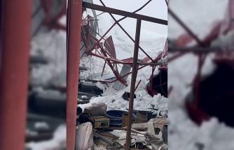 Derecik’te ahır çatısı çöktü