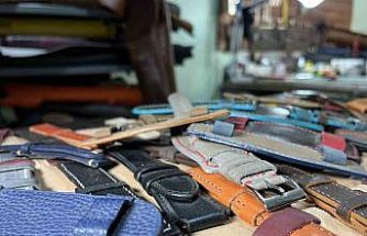 Deri ve sanatı buluşturup el emeğiyle saat kordonu yapıyor