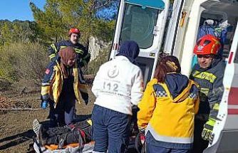 Devrilen traktör sürücüsü itfaiye tarafından kurtarıldı