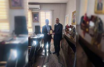 Dicle Kaymakamı Atış’tan emekliye ayrılan ilçe nüfus müdürüne plaket