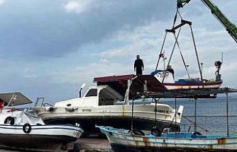 Dikili’de balıkçı tekneleri fırtınaya karşı karaya alındı