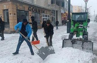 Diyadin’de karla mücadele çalışmaları devam ediyor