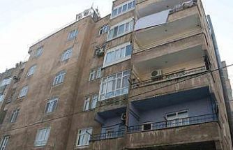 Diyarbakır’da kolonu çatlayan bina sakinleri hırsızlar için nöbet tutuyor
