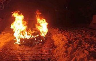 Diyarbakır’da seyir halindeki araç alev topuna döndü