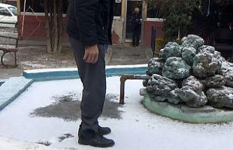 Donan süs havuzunda kimisi gezdi, kimisi ise buzu çekiçle kırmaya çalıştı