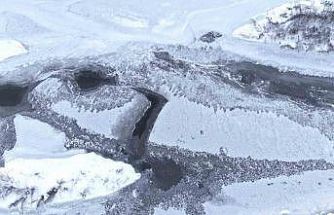 Dondurucu soğukların hakim olduğu Muş’ta Karasu Nehri buz tuttu