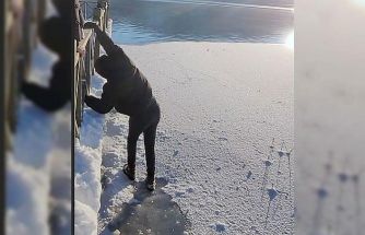 Donmuş gölde buz kırıldı, suya düşmekten son anda kurtuldu