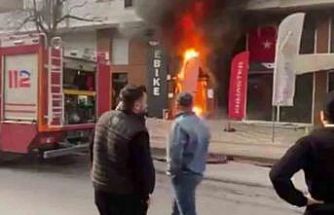 Dükkan önünde başlayan yangın akülerin patlamasıyla büyüdü