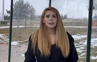 Durakta genç kızları gizlice görüntüleyen şahsa kadın muhtardan tepki