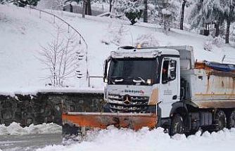 Düzce’de belediye ekipleri kar yağışıyla birlikte sahaya indi