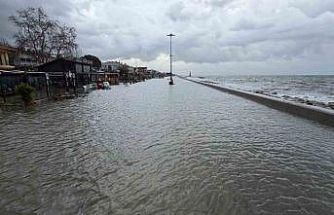 Edremit’te denizle kara birleşti, işletmeler sular altında kaldı