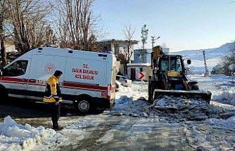 Ekipler ambulansın yolunu açtı, anne ve bebek hastaneye ulaştırıldı