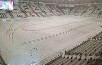 Elazığ Atatürk Stadyumu karla kaplandı