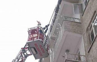 Elazığ’da buz sarkıtları itfaiye ekiplerince temizleniyor