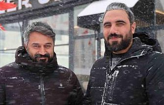 Elazığ’da doğaseverin köpeklerle zor anları dron kamerasında