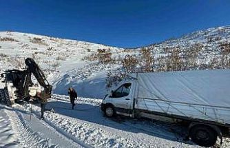 Elazığ’da şarampole düşen pikap kurtarıldı