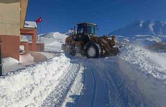 Eleşkirt’te çığ engeli kaldırıldı, 55 köy yolu ulaşıma açıldı