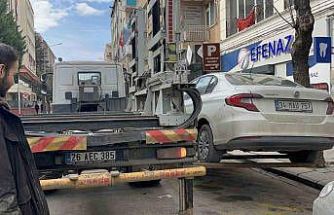 Engelli ve otobüsler için ayrılan alanlara park edilen araçlar çekilip ceza yazıldı