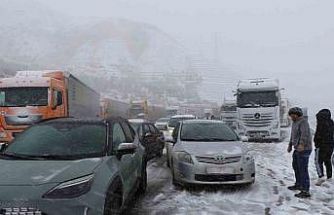 Erzincan-Sivas kara yolunda ulaşım güçlükle sağlanıyor