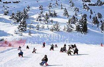 Erzincan’da 70 öğrenci Ergan Dağı’nda kızak keyfi yaşadı