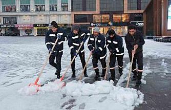 Erzincan’da belediye ekipleri karla mücadele çalışmasını sürdürüyor