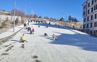 Erzincan’da dondurucu soğuğa rağmen çocukların kızak sevinci