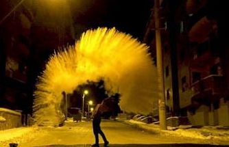 Erzincan’da soğuk havada havaya serpilen kaynar su yere düşmeden buz oldu