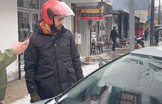 Erzincan’da su tahliye borusu park halindeki aracın üzerine düştü