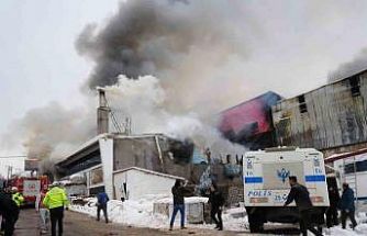 Erzurum’daki mobilya üretimi yapan iş yerinde çıkan yangın öncesi meydana gelen patlama güvenlik kamerasında