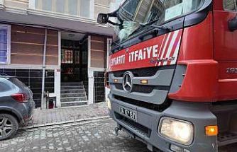 Esenyurt’ta sinir krizi geçiren kadın bir otomobilin üzerine çıkarak zıpladı: O anlar kamerada