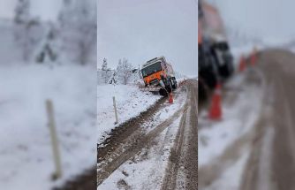 Eskişehir’de kar küreme aracı yoldan çıktı