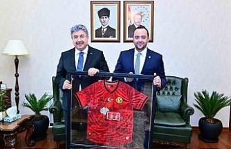 Eskişehirspor yönetimi, Vali Yılmaz’ı ziyaret etti