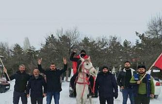 Esnaf at üstünde Türk bayrağı ile tur attı